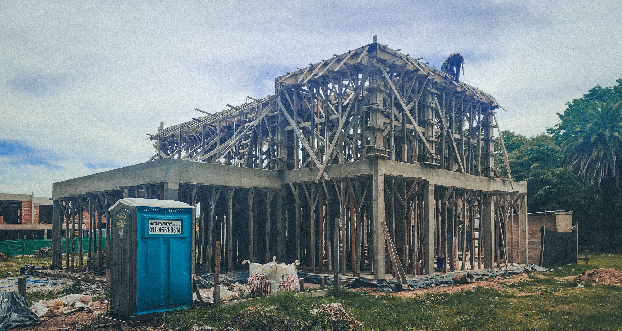 Obra nueva con encofrado completo de losa y techos inclinados