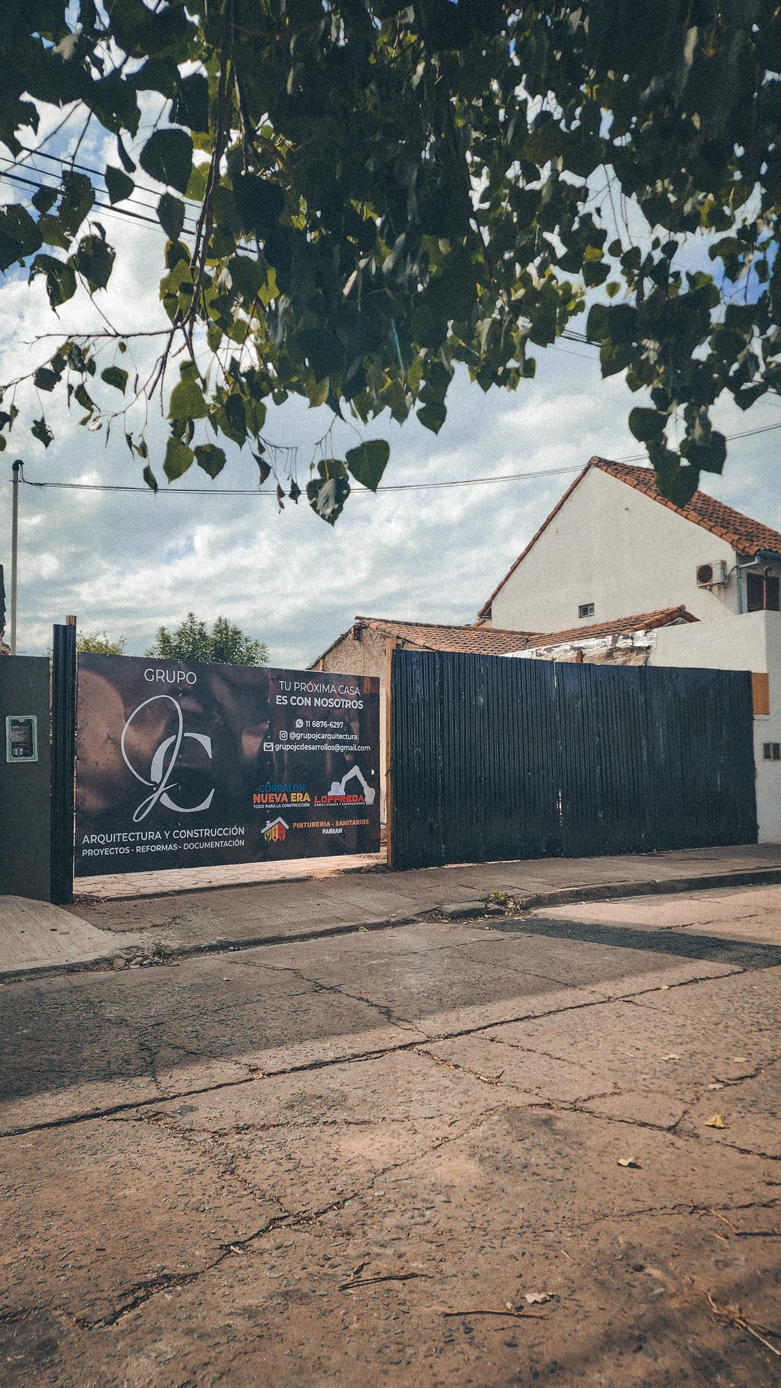 Cerco de obra con la cartelería de Grupo JC Arquitectura