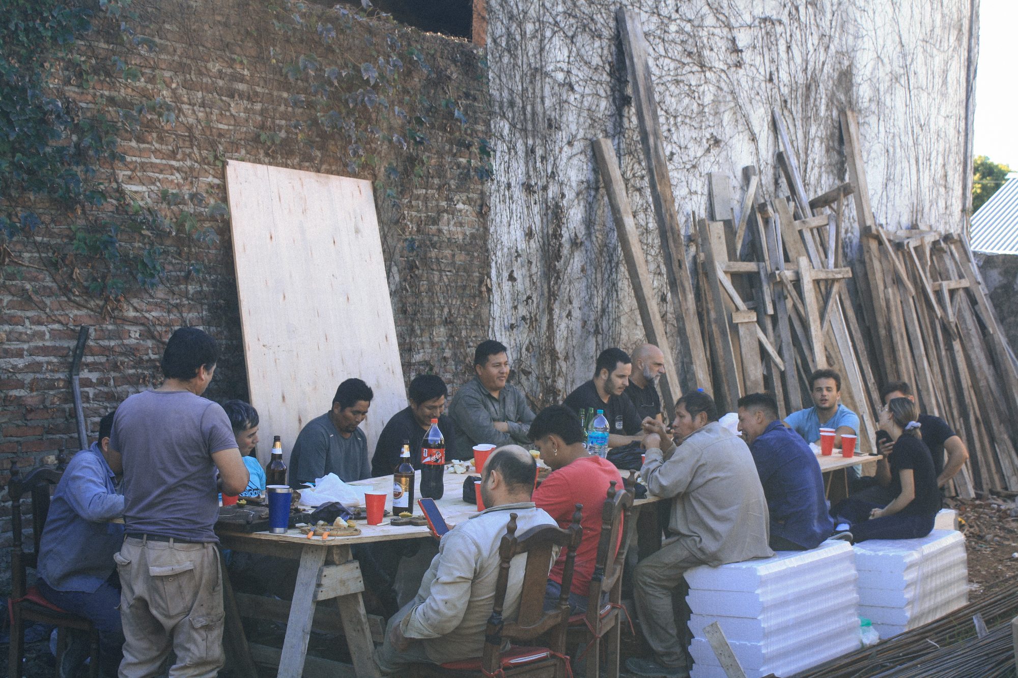 El equipo almorzando en una mesa larga dentro de la obra